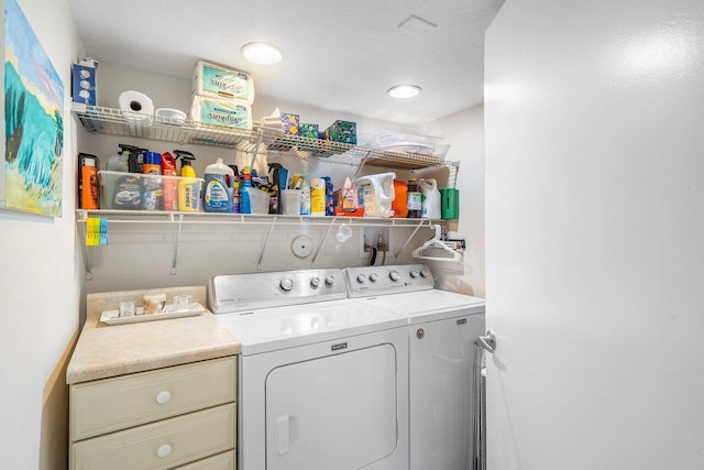 washroom featuring a textured ceiling and independent washer and dryer