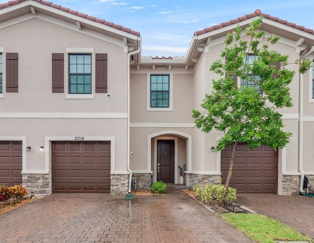 view of front facade with a garage