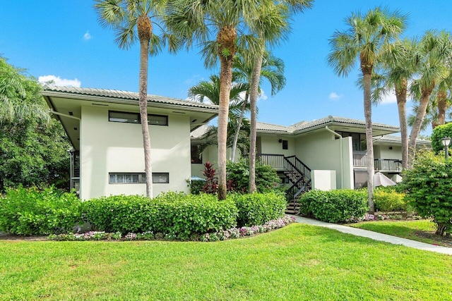 view of front of house with a front yard