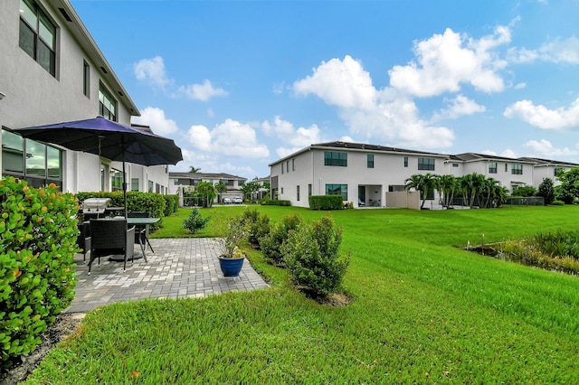 view of yard featuring a patio