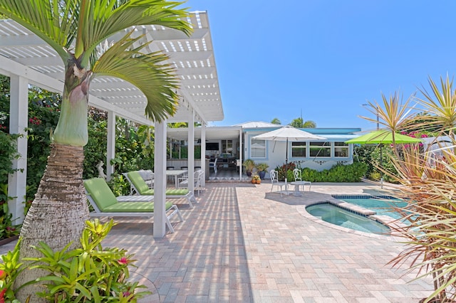 view of swimming pool featuring an in ground hot tub, a patio area, and a pergola