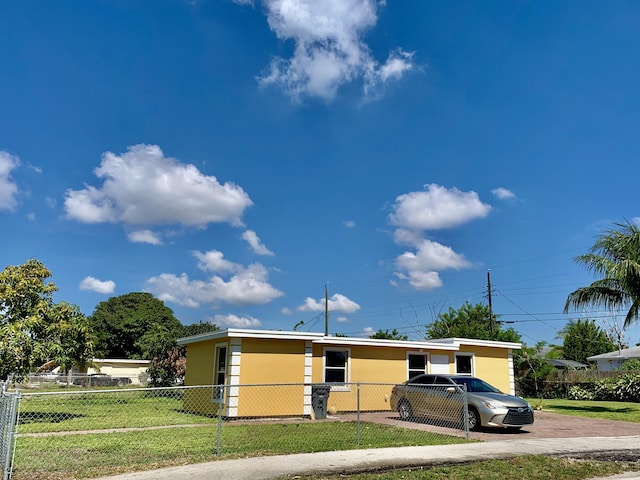 view of front of house featuring a front lawn