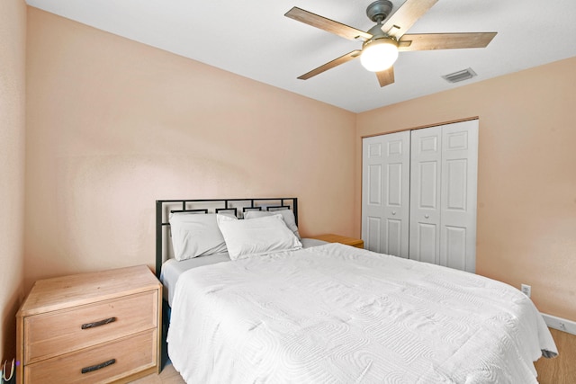 bedroom featuring ceiling fan and a closet