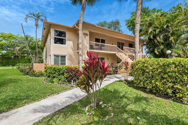 view of front of home featuring a front lawn