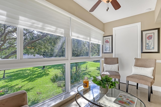 sunroom with ceiling fan