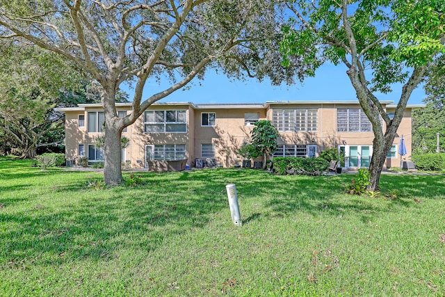 view of front facade with a front yard