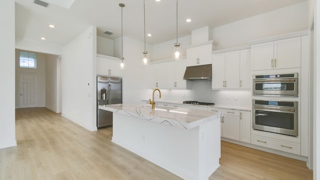 kitchen with sink, light hardwood / wood-style flooring, a kitchen island with sink, white cabinetry, and appliances with stainless steel finishes