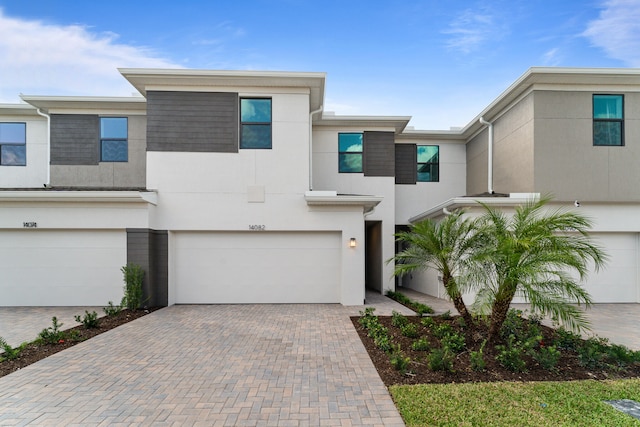 view of front facade featuring a garage