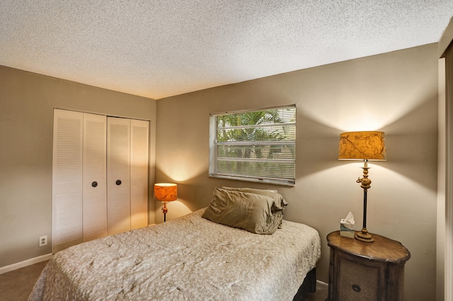 bedroom featuring a textured ceiling and a closet