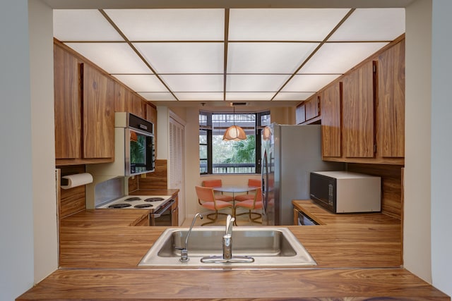 kitchen featuring kitchen peninsula, sink, and stainless steel appliances