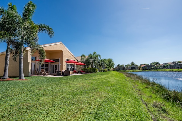 view of yard featuring a water view