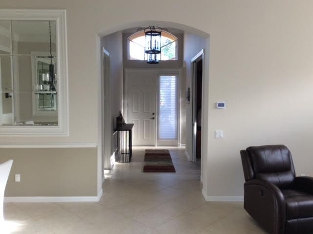 foyer featuring an inviting chandelier