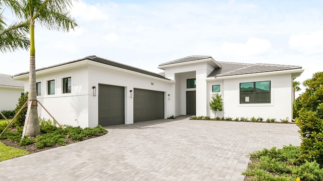 view of front facade featuring a garage