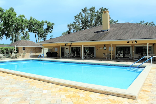 view of swimming pool with a patio and ceiling fan