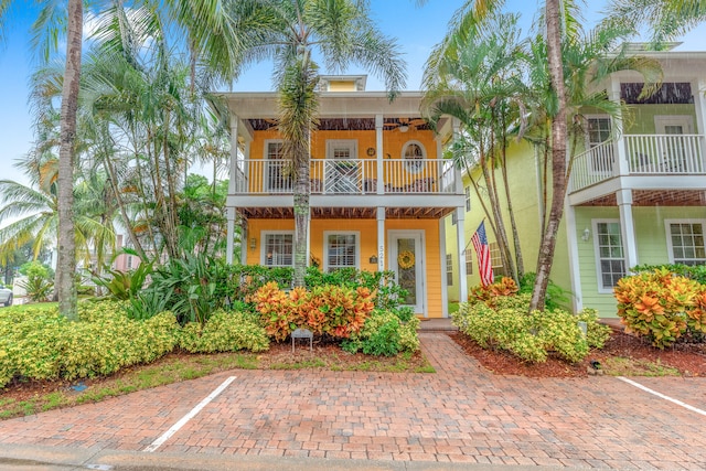 view of front of property featuring a balcony