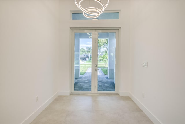 doorway with an inviting chandelier