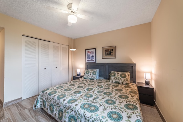 bedroom featuring a closet, a textured ceiling, and ceiling fan