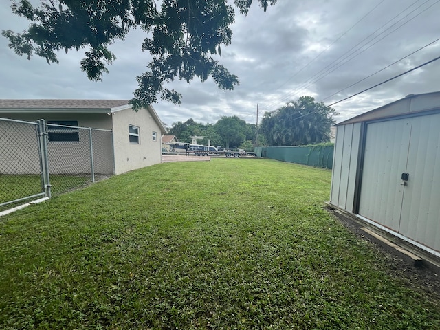 view of yard featuring a shed