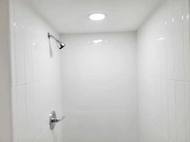 15 Burgundy Unit A, Delray Beach, FL 33484 - full bath featuring a shower