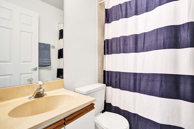 bathroom with a shower with curtain, vanity, and toilet