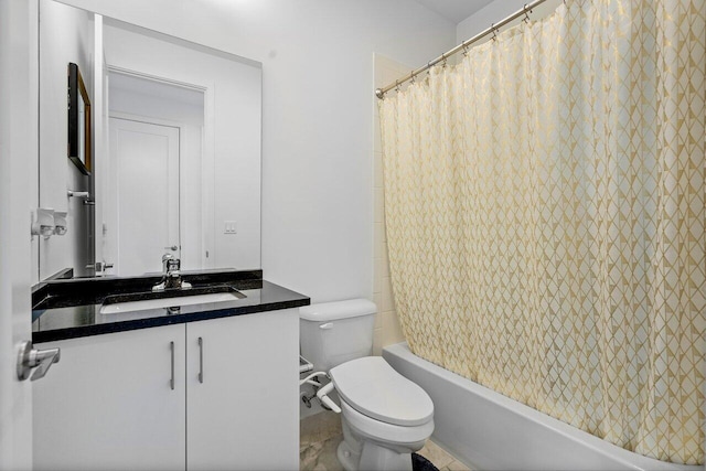 full bathroom with shower / tub combo with curtain, vanity, and toilet