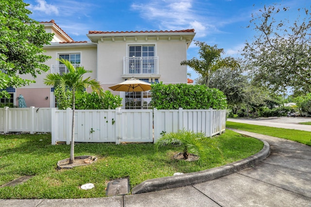 view of front of home featuring a front yard