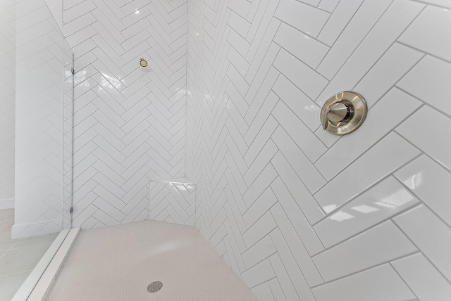 bathroom featuring tiled shower