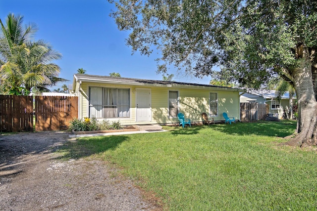 view of front of home featuring a front lawn