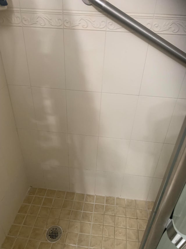 bathroom featuring a tile shower