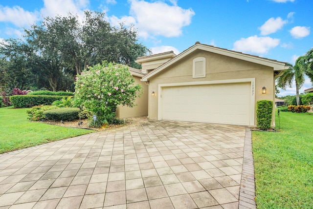 view of front facade featuring a garage and a front yard