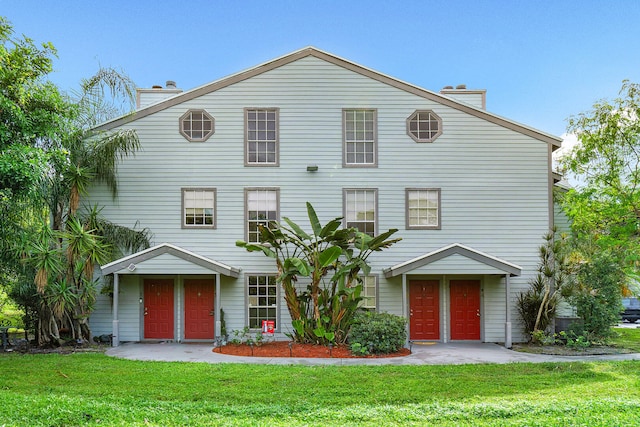 view of front of home featuring a front lawn