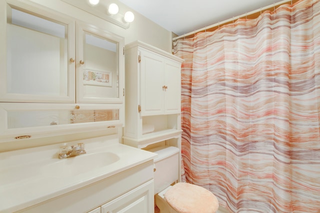 bathroom featuring a shower with curtain, vanity, and toilet