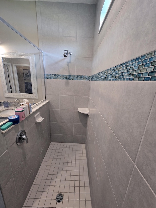 bathroom featuring a tile shower