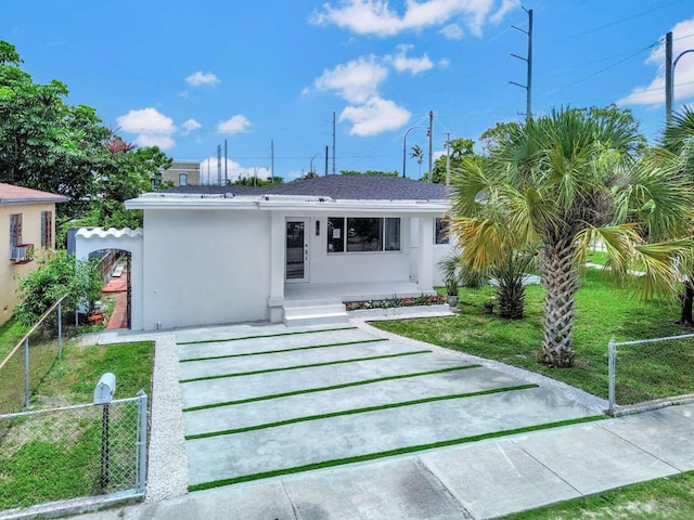 view of front of house with a front lawn