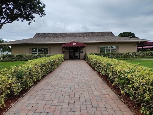 view of front facade featuring a front yard