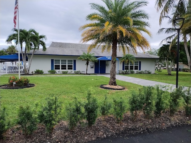 view of front of property featuring a front lawn