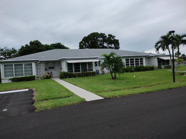 ranch-style house featuring a front lawn