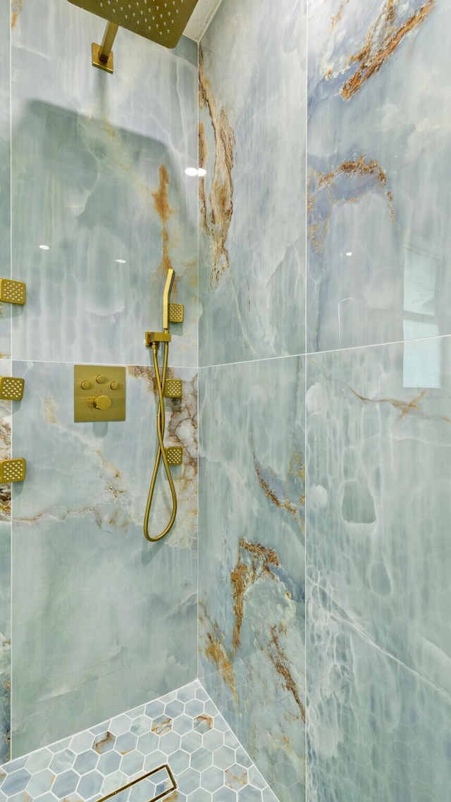 bathroom featuring tiled shower