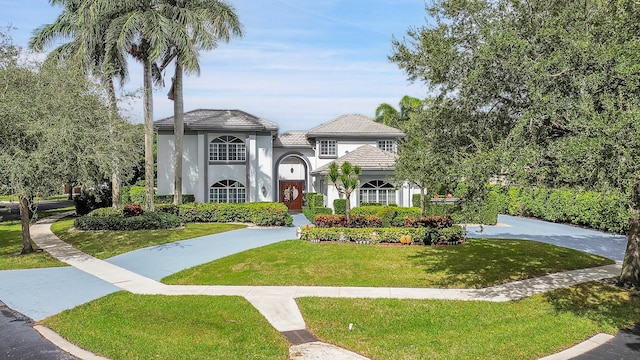 view of front of property featuring a front lawn