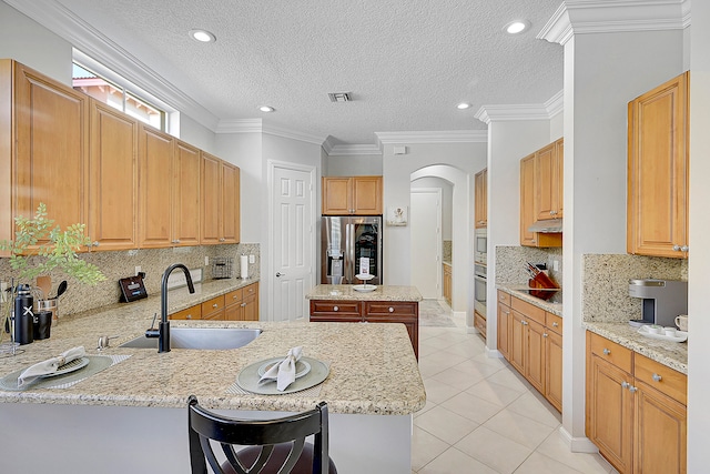 kitchen featuring crown molding, stainless steel appliances, sink, and kitchen peninsula