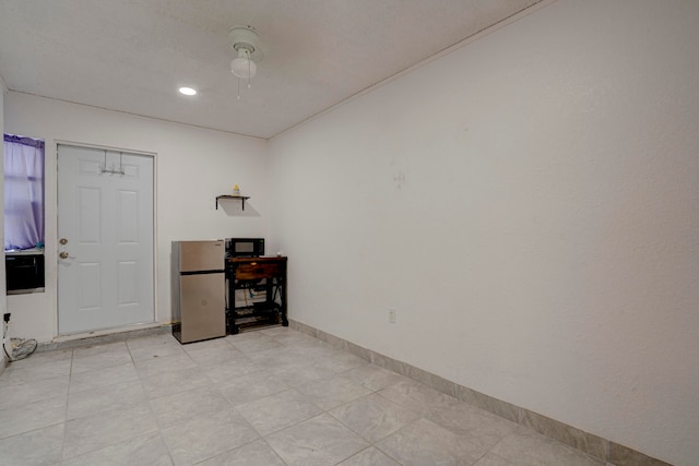 empty room featuring ceiling fan