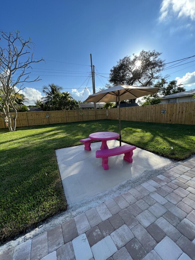 view of yard with a patio area