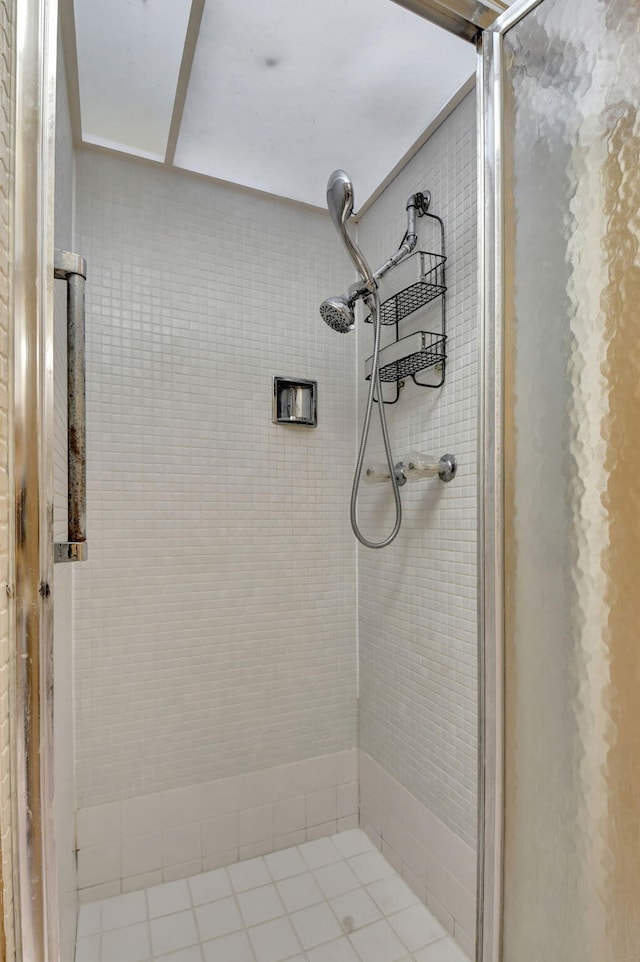 bathroom featuring a tile shower