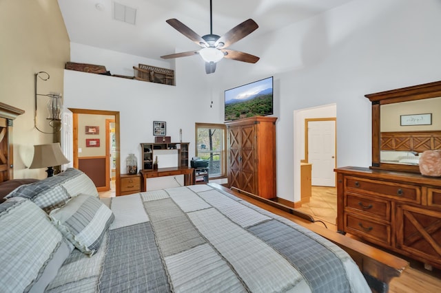 bedroom with a towering ceiling and ceiling fan