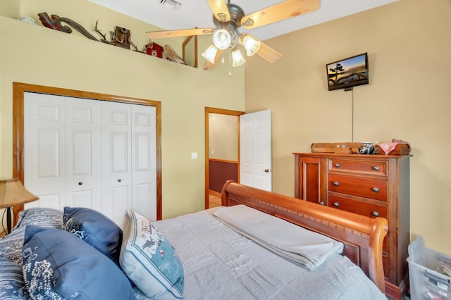 bedroom featuring ceiling fan and a closet