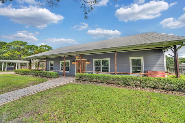 view of front of property featuring a porch and a front yard