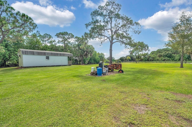 view of yard with an outbuilding