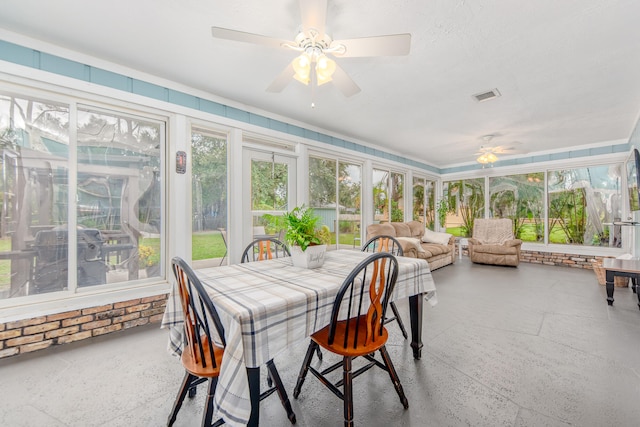 sunroom with ceiling fan