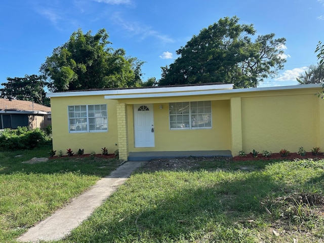 view of front of property with a front yard