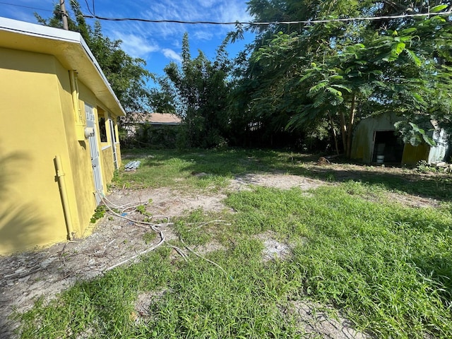 view of yard featuring a storage unit